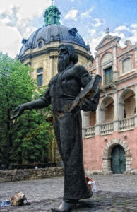 Екскурсії у Львові, ціна екскурсій, пам'ятник Івану Федорову, книжковий ярмарок